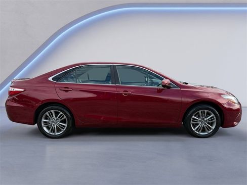 Used 2017 Toyota Camry SE image 2