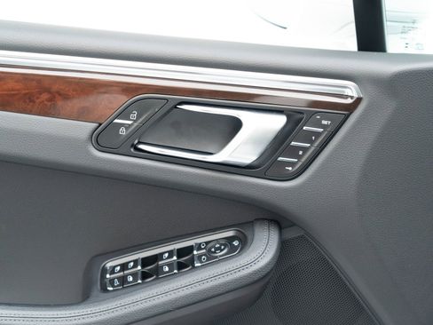 Certified 2025 Porsche Macan image 24