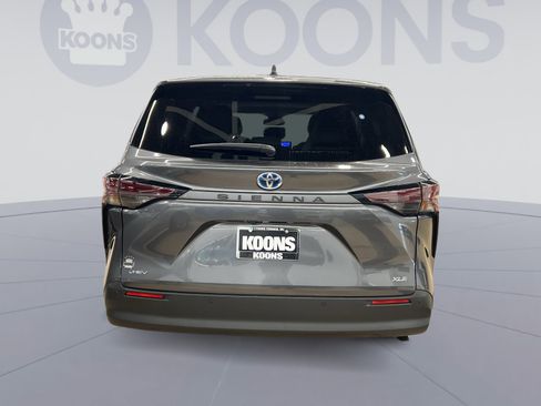 Used 2025 Toyota Sienna XLE image 4