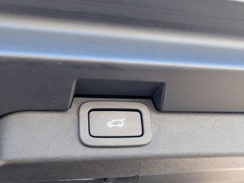 Used 2020 Land Rover Discovery Landmark image 13