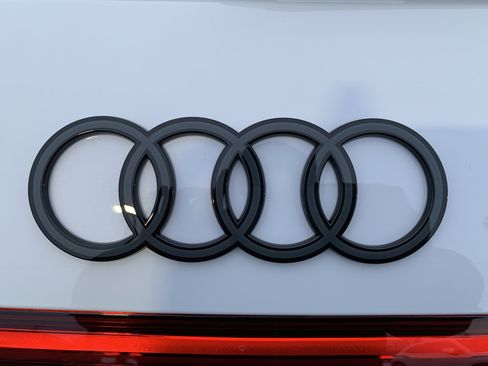 New 2025 Audi SQ5 Prestige image 19