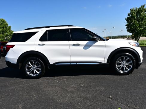 Used 2022 Ford Explorer XLT w/ Equipment Group 202A AWD/4WD image 5