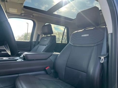 Used 2025 Ford Expedition Platinum w/ Platinum Ultimate Package AWD/4WD image 16