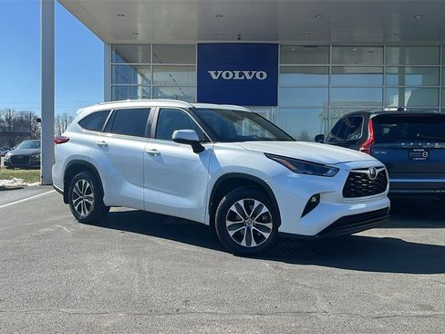 Used 2023 Toyota Highlander XLE image 2