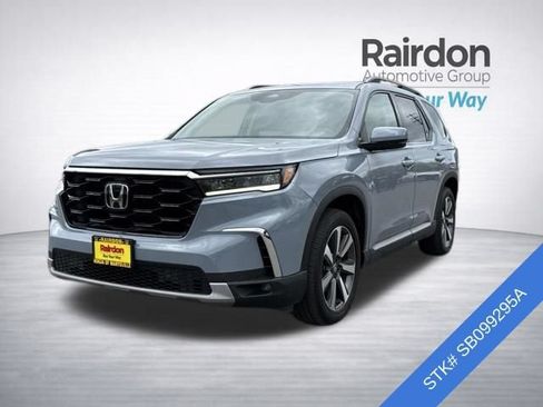 Used 2025 Honda Pilot Touring image 3