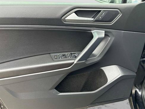 Used 2020 Volkswagen Tiguan SE w/ Panoramic Sunroof Package image 19