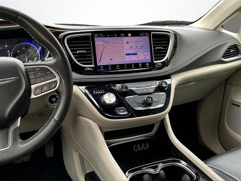 Used 2022 Chrysler Pacifica Limited image 9