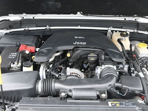 Used 2019 Jeep Wrangler Unlimited Sahara image 11