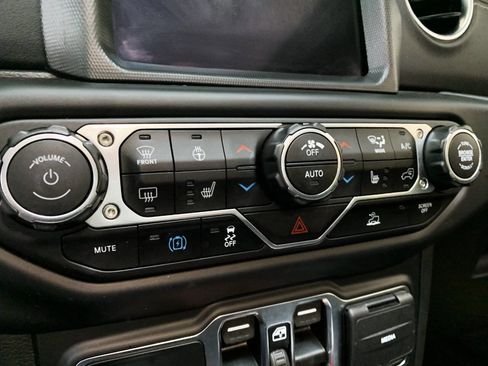 Used 2022 Jeep Wrangler Unlimited Sahara w/ Cold Weather Group image 18