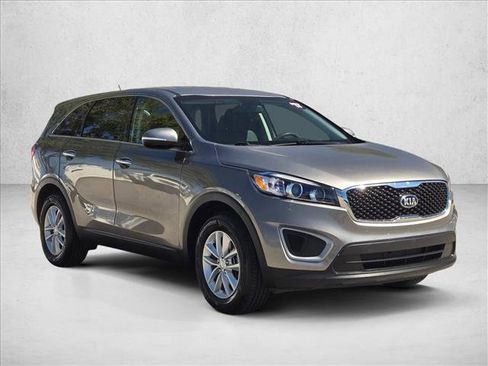Used 2017 Kia Sorento L image 3