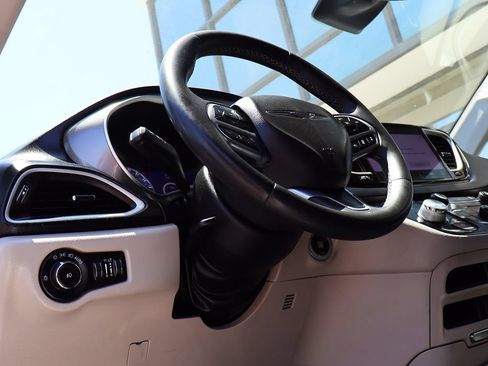 Used 2022 Chrysler Pacifica Touring-L FWD image 43