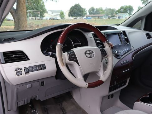 Used 2013 Toyota Sienna Limited w/ Premium Pkg AWD/4WD image 15