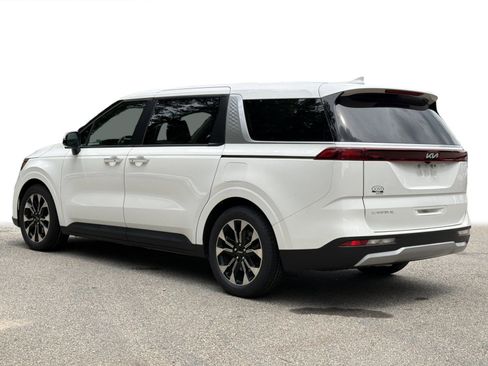 Used 2024 Kia Carnival EX FWD image 23