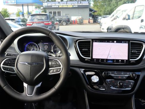 Used 2026 Chrysler Pacifica Limited FWD image 19