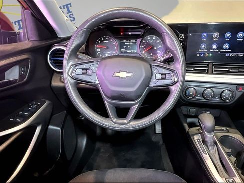 Used 2025 Chevrolet Trax LS w/ LS Convenience Package FWD image 9
