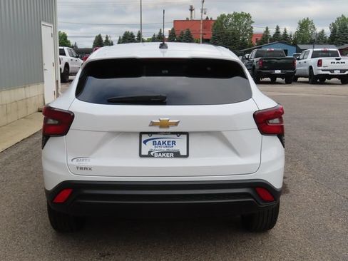 Used 2024 Chevrolet Trax LS w/ LS Convenience Package FWD image 9