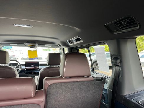 Used 2025 Volkswagen ID. Buzz Pro S RWD image 23
