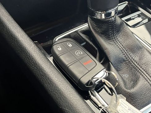 Used 2025 Jeep Compass Limited image 25