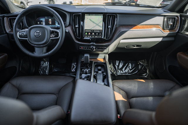 Certified 2024 Volvo XC60 T8 Plus w/ Climate Package AWD/4WD image 17