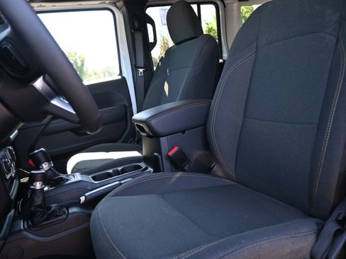 Used 2025 Jeep Wrangler Unlimited Sahara w/ Safety Group AWD/4WD image 16