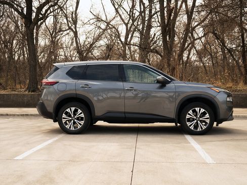 Used 2021 Nissan Rogue SV image 10