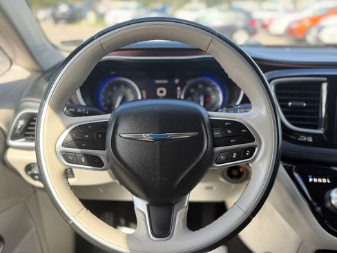 Used 2020 Chrysler Pacifica Limited w/ Advanced Safetytec Group image 28