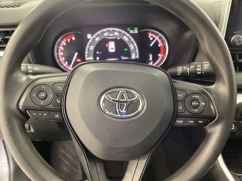 Used 2025 Toyota RAV4 XLE AWD/4WD image 18