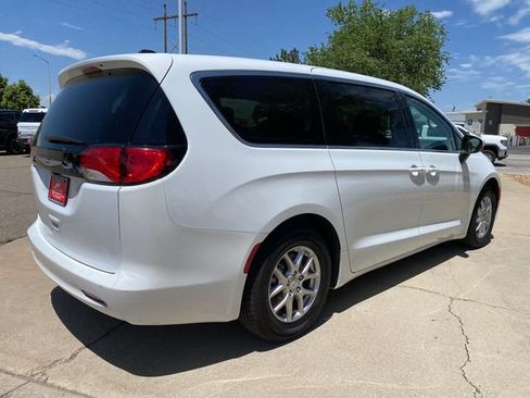 Used 2023 Chrysler Voyager LX FWD image 5
