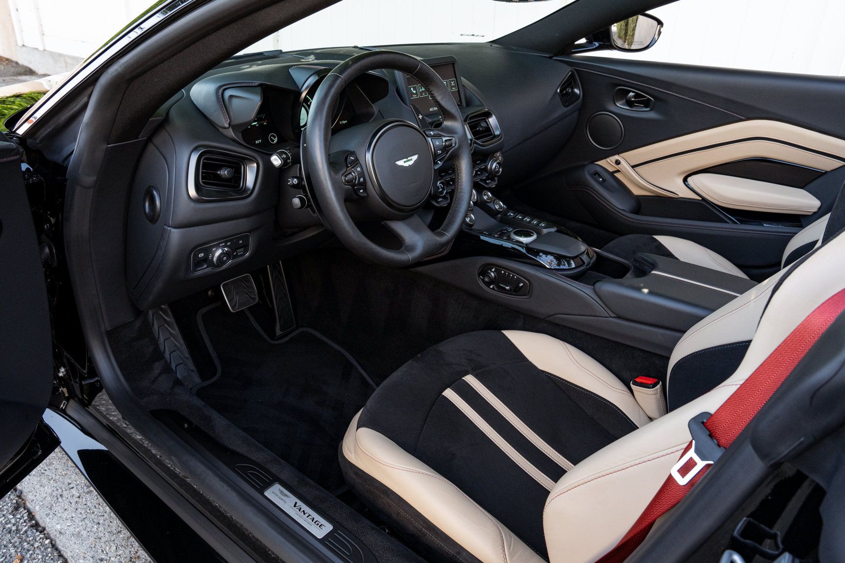 Used 2023 Aston Martin V8 Vantage Roadster RWD image 3
