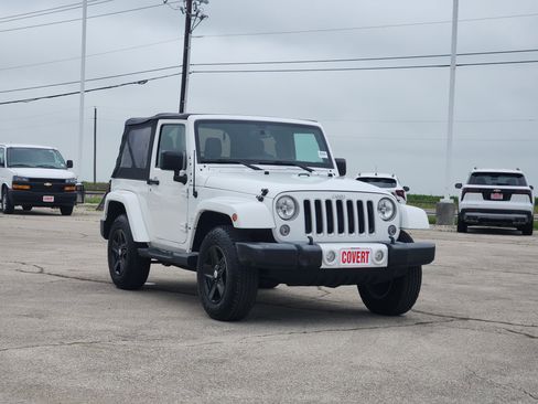 Used 2016 Jeep Wrangler Sahara w/ Connectivity Group AWD/4WD image 3