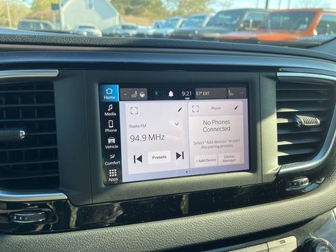 Used 2022 Chrysler Voyager LX image 10