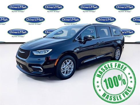 Used 2025 Chrysler Pacifica Select FWD image 3