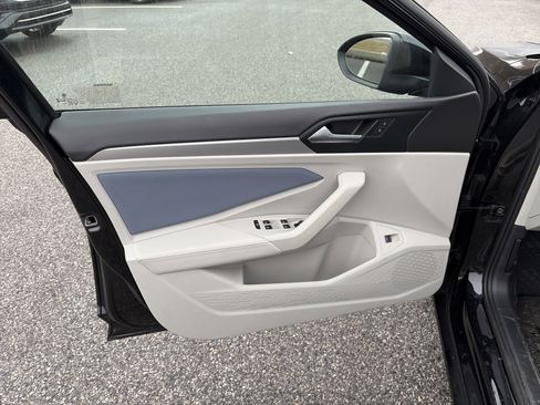 Certified 2025 Volkswagen Jetta SE image 8