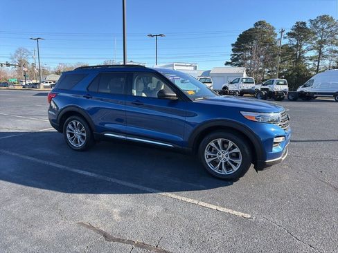 Used 2023 Ford Explorer XLT w/ Equipment Group 202A image 9