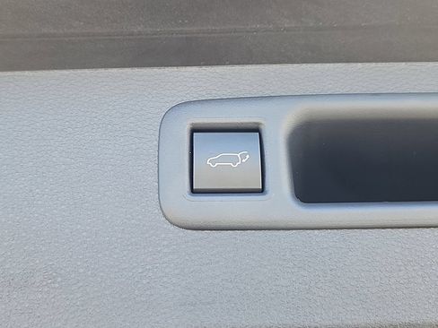 Used 2023 Toyota Highlander LE AWD/4WD image 16
