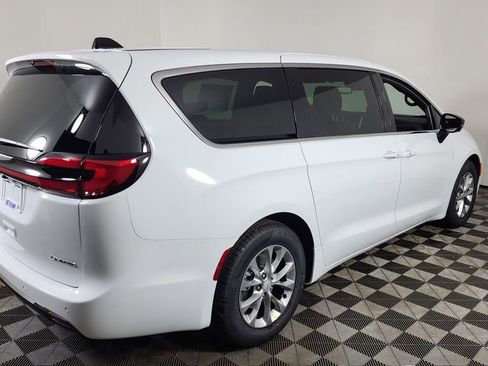 New 2026 Chrysler Pacifica Limited image 7