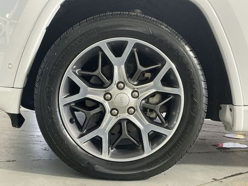 Used 2019 Jeep Grand Cherokee Overland AWD/4WD image 13