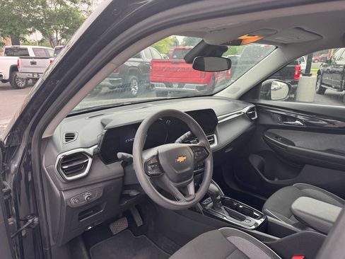 Used 2025 Chevrolet TrailBlazer LT AWD/4WD image 11