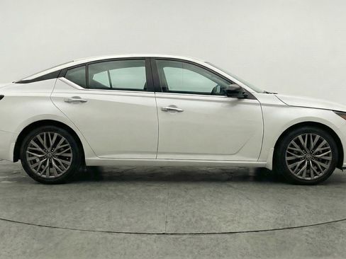 Used 2025 Nissan Altima 2.5 SV FWD image 11