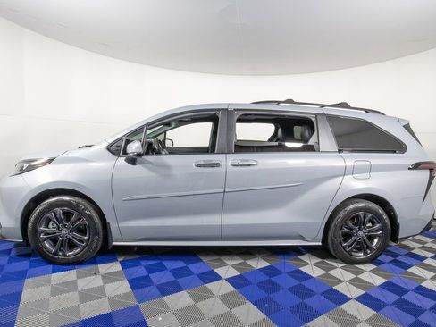 Used 2024 Toyota Sienna XLE Woodland Edition image 8