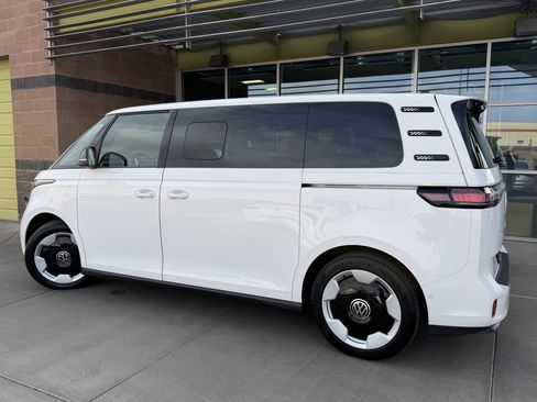 Used 2025 Volkswagen ID. Buzz Pro S RWD image 5