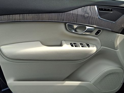 Used 2023 Volvo XC90 B6 Plus image 14