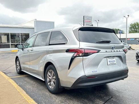 Used 2021 Toyota Sienna LE AWD/4WD image 8