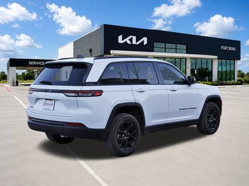 Used 2024 Jeep Grand Cherokee Altitude AWD/4WD image 5