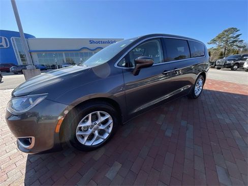 Used 2018 Chrysler Pacifica Touring Plus image 28
