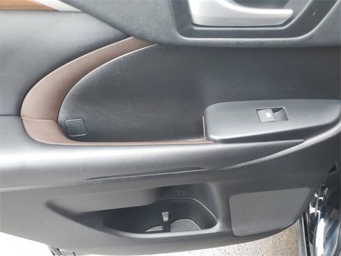 Used 2019 Toyota Highlander Limited image 17