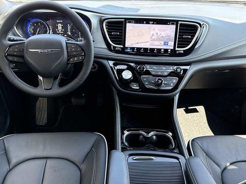 New 2026 Chrysler Pacifica Limited FWD image 3