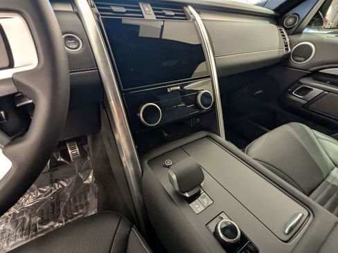 New 2025 Land Rover Discovery Dynamic SE image 11