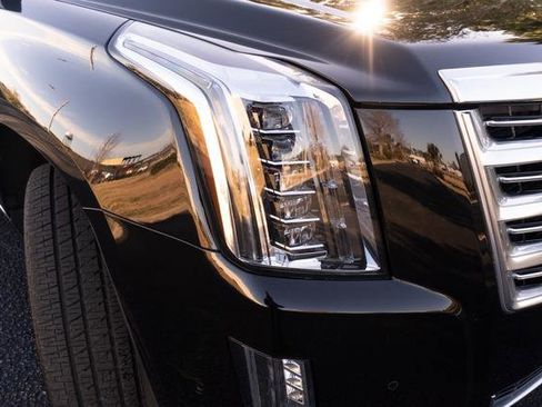Used 2020 Cadillac Escalade Platinum image 34