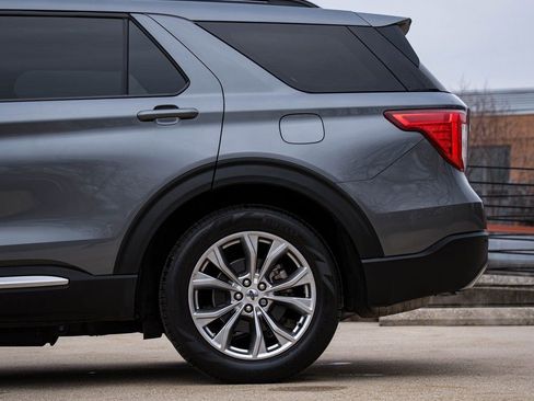 Used 2022 Ford Explorer XLT w/ Equipment Group 202A image 4